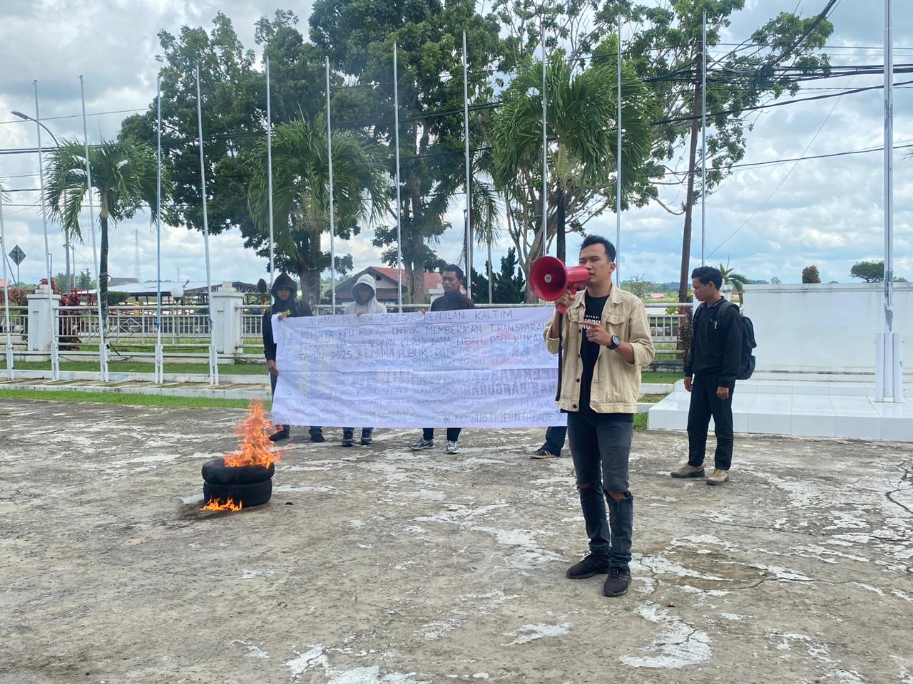 Aksi Aliansi Pemuda Kukar di Kantor KPU Kukar meminta publikasi laporan dana hibah PSU 2025 (Elmo/Prokal.co)