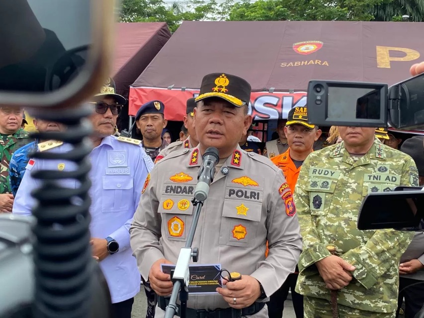 Kapolda Kaltim Irjen Pol Endar Priantoro memberikan keterangan pers usai Simulasi Tanggap Darurat Bencana di Halaman BSCC Dome Balikpapan, Sabtu (6/12/2025).