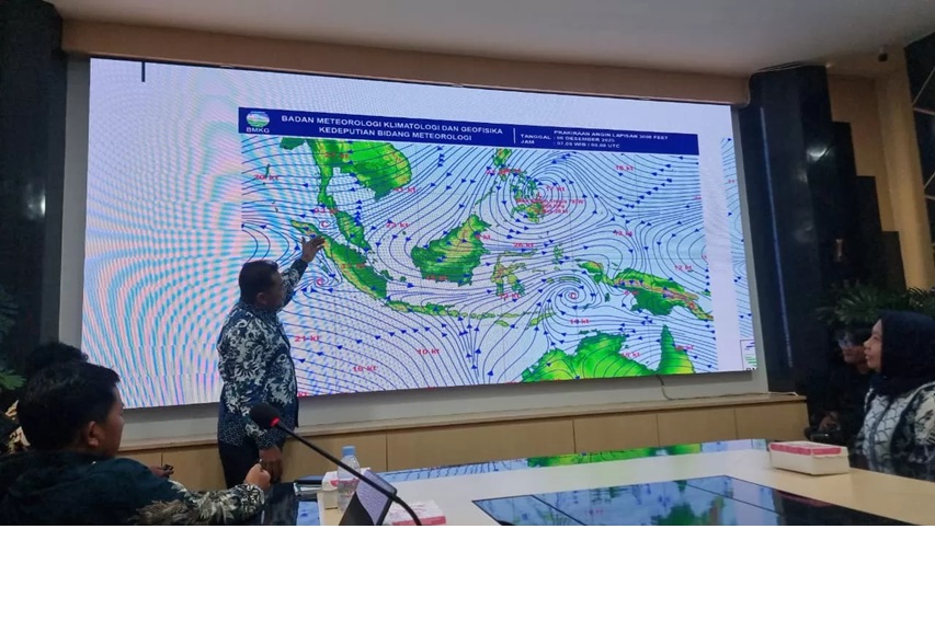Kepala Stasiun BMKG Samarinda, Riza Arian Noor, saat memberikan paparan terkait potensi cuaca ekstrem di Samarinda. (kis)