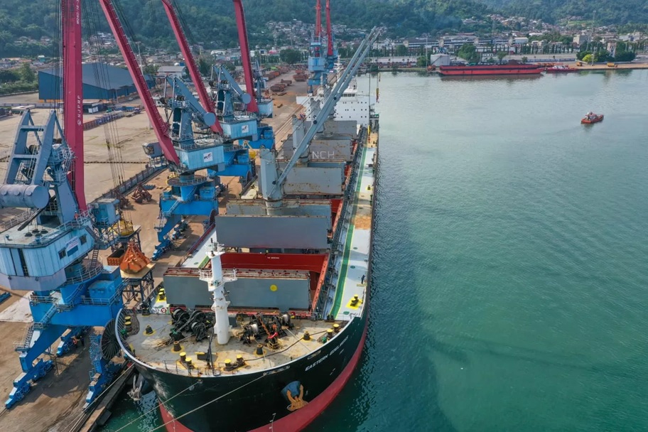 Bongkar muat di Pelabuhan Kijing (Meidy Khadafi)