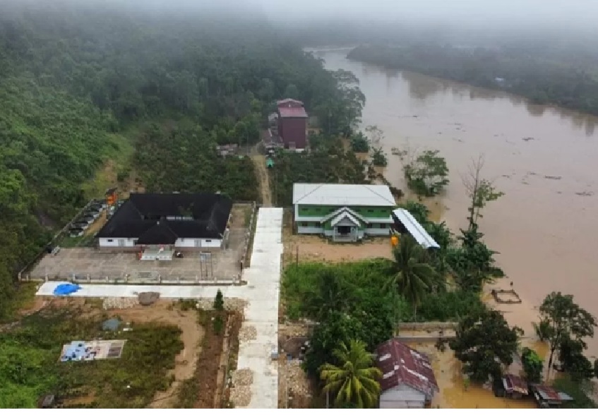 Sesuai prediksi, luapan sungai besar di Berau mulai melanda belasan kampung. BPBD Keluarkan peringatan serta kesiapan dengan menggeser personel dan peralatannya ke titik-titik rawan. (IST)