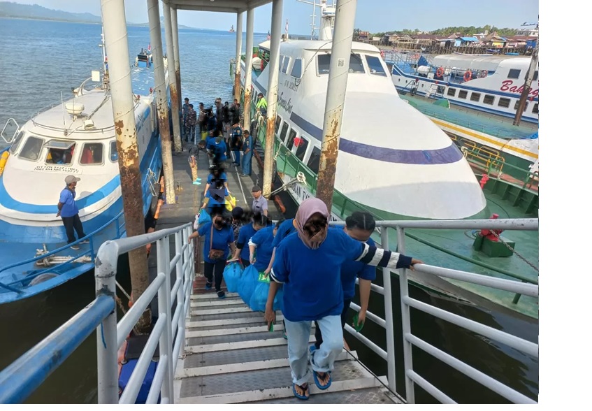 Para PMI dari Malaysia yang kembali dideportasi melalui Pelabuhan Tunon Taka Nunukan.