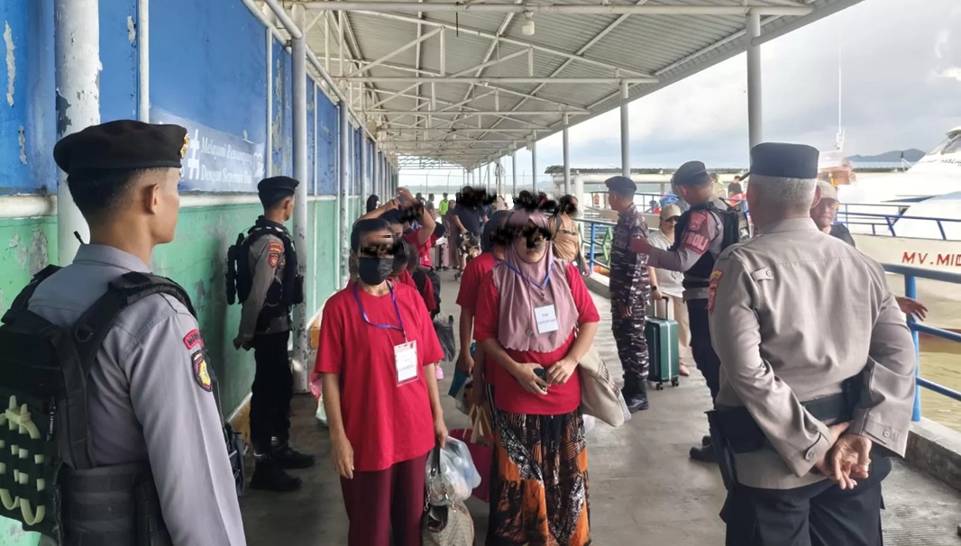 Ratusan PMI yang dipulangkan saat tiba di Pelabuhan Tunon Taka, Nunukan.