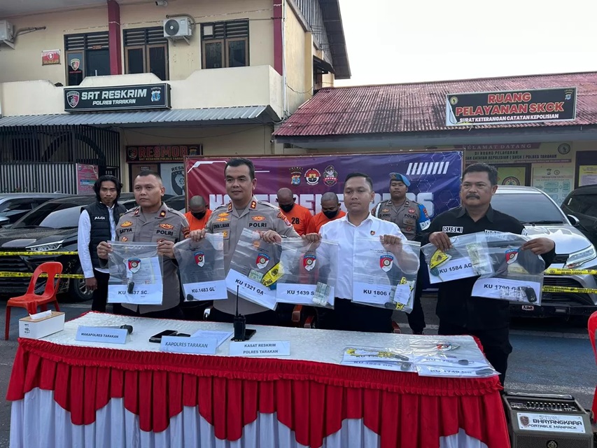 Kapolres Tarakan AKBP Erwin Syaputra Manik memperlihatkan barang bukti berupa 11 unit mobil yang berhasil diamankan.