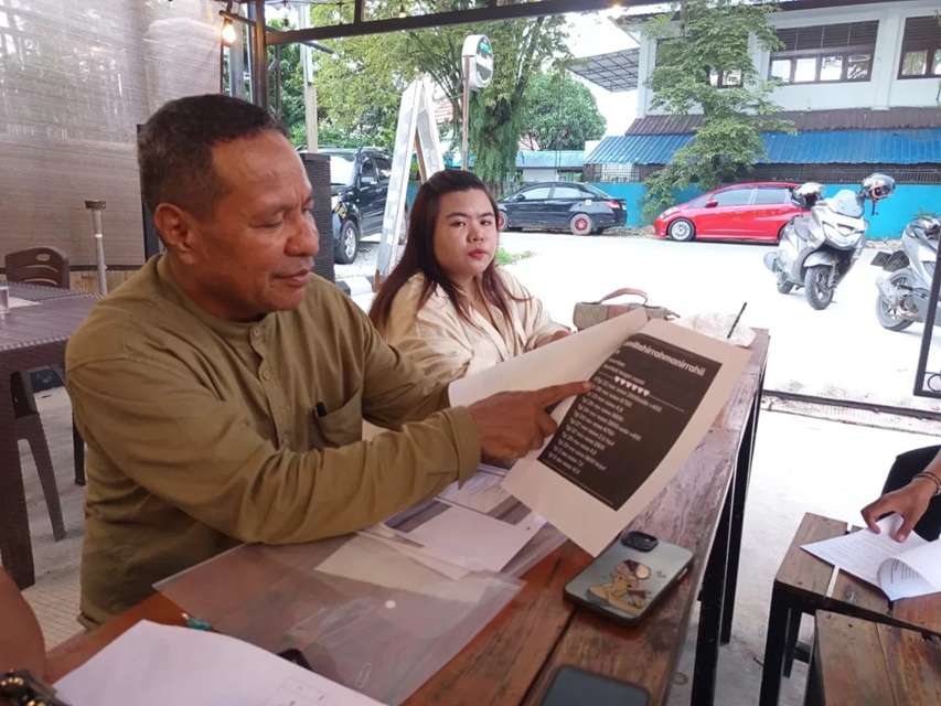 Jufri Musa mendampingi Putri usai melaporkan pasutri rentenir yang diduga melakukan pengancaman dan pemerasan. (OKE/SAPOS)