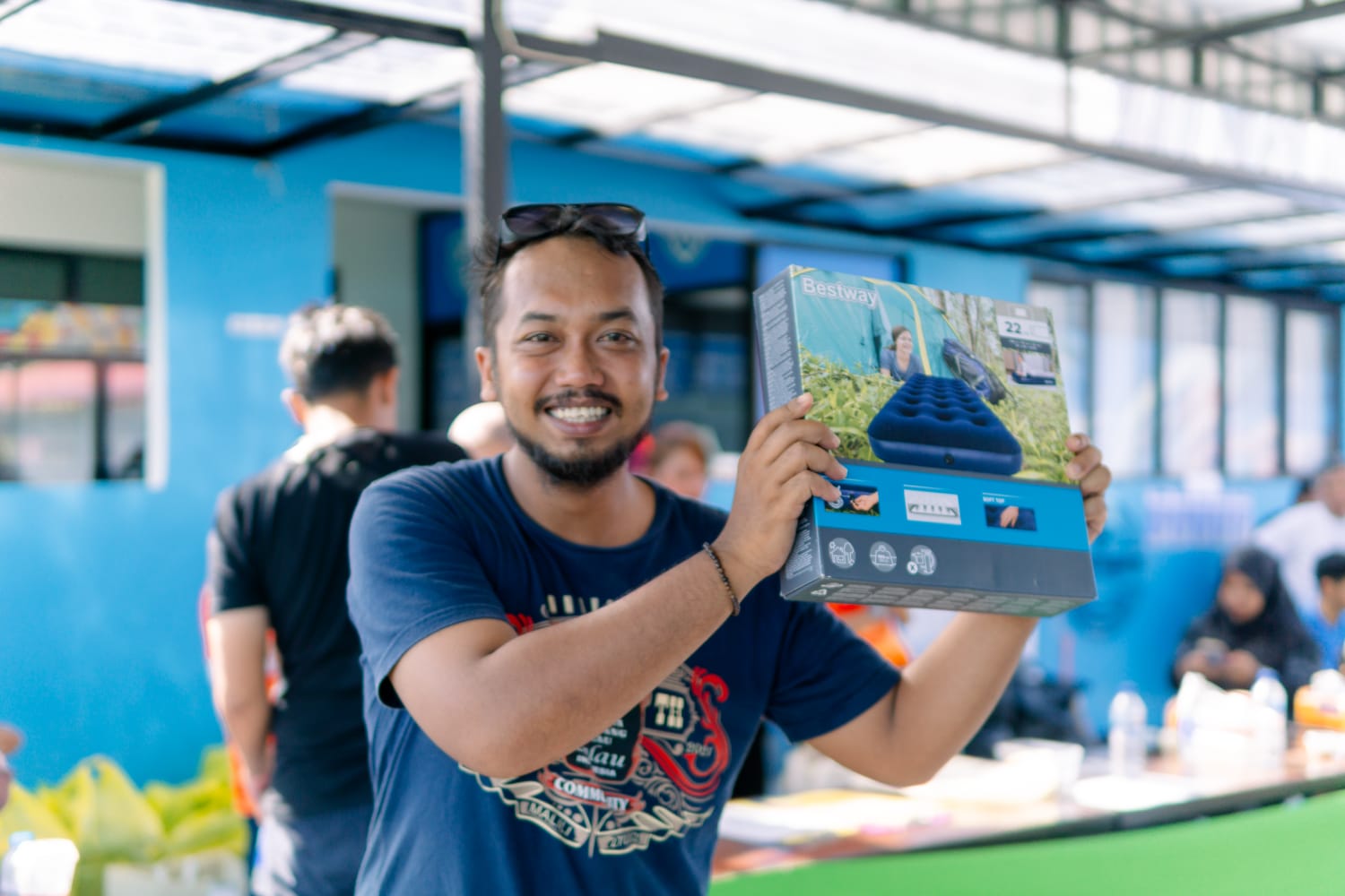 Edi, jurnalis dari Penajam Paser Utara, senang mendapat kasur angin camping.
