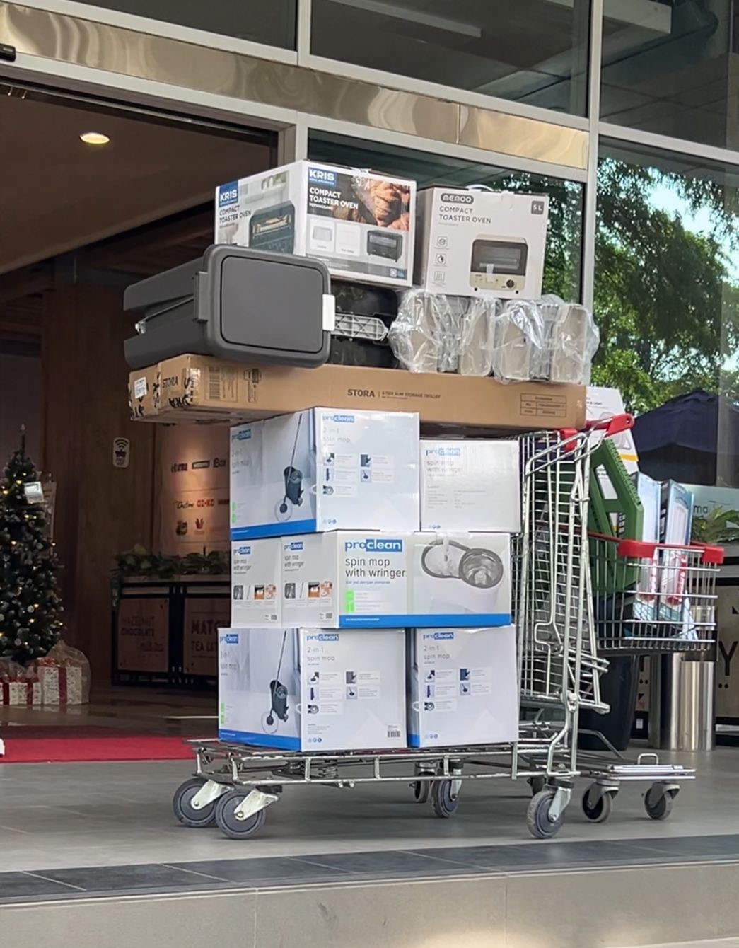 Salah satu troli barang-barang doorprize yang dibeli panitia event ini.