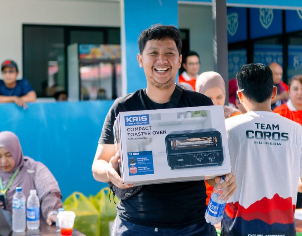 Salah satu peserta mendapat doorprize toaster oven merek KRIS.