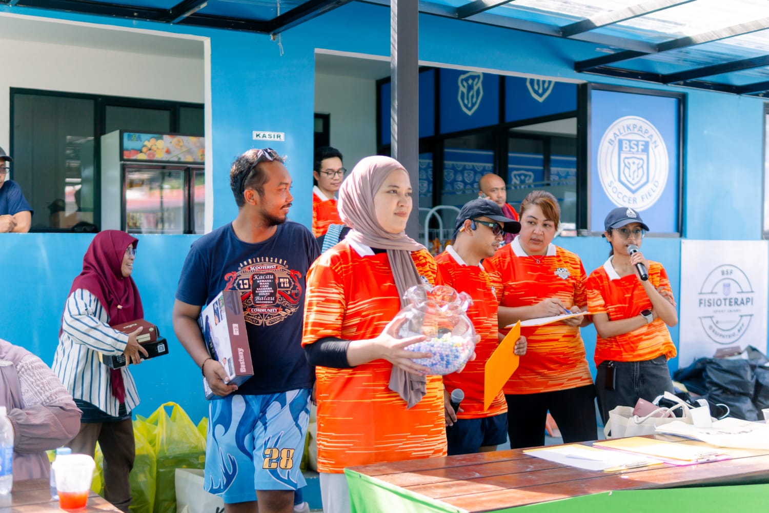 Panitia mengundi doorprize berhadiah barang-barang dari AZKO. Semua peserta dipastikan pulang bawa hadiah.