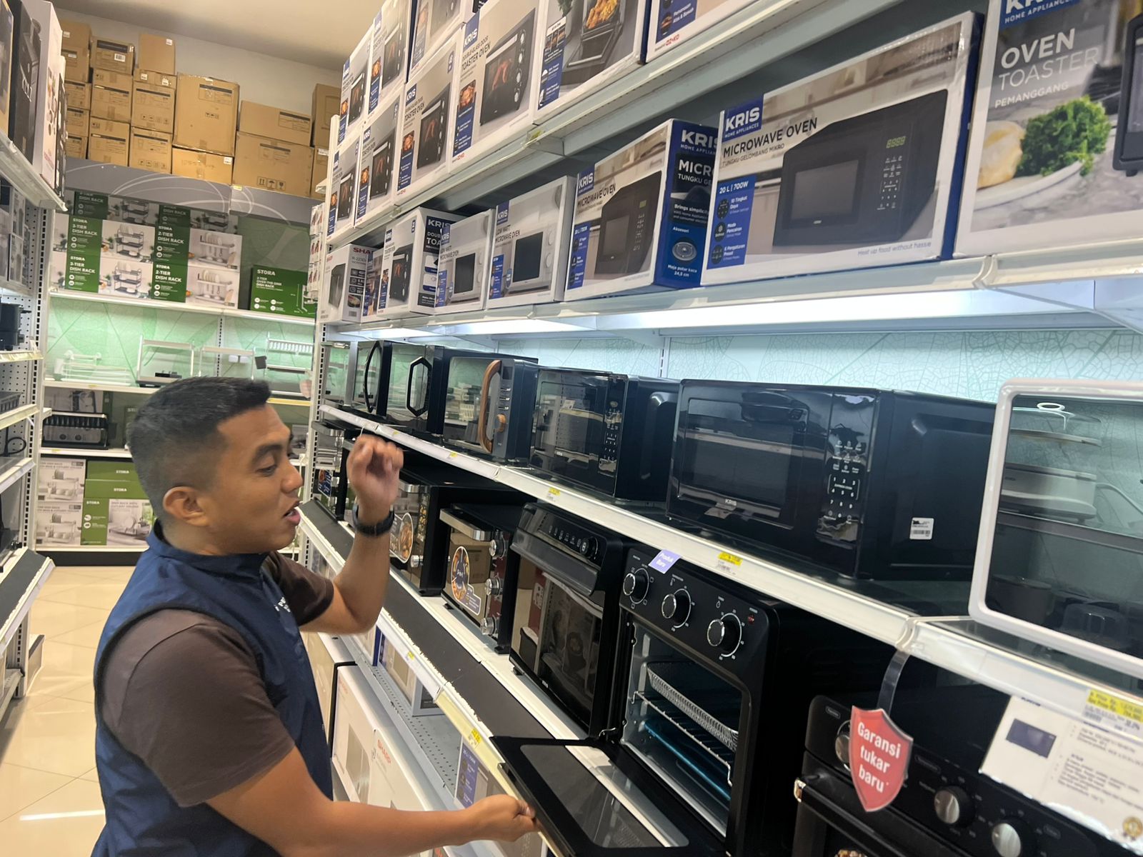 Debi Aditya memilih-milih barang doorprize.