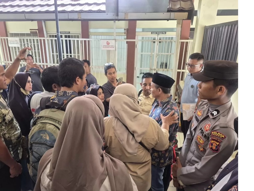 KETAT:Polres Paser mengerahkan 130 personel untuk mengamankan sidang perdana kasus penganiayaan di Muara Kate yang menewaskan satu orang dan melukai satu lainnya.(FOTO:TOMI/PASER POS)