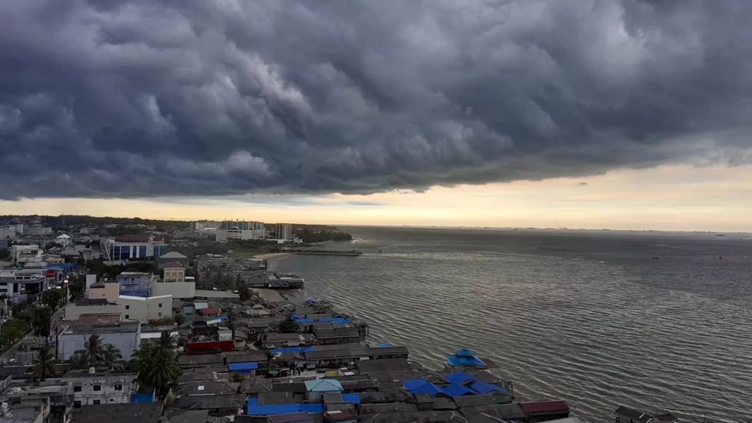 Awan gelap di langit kawasan pesisir Balikpapan.. BMKG Balikpapan memperingatkan potensi hujan deras di Kalimantan Timur dalam sepekan ke depan.