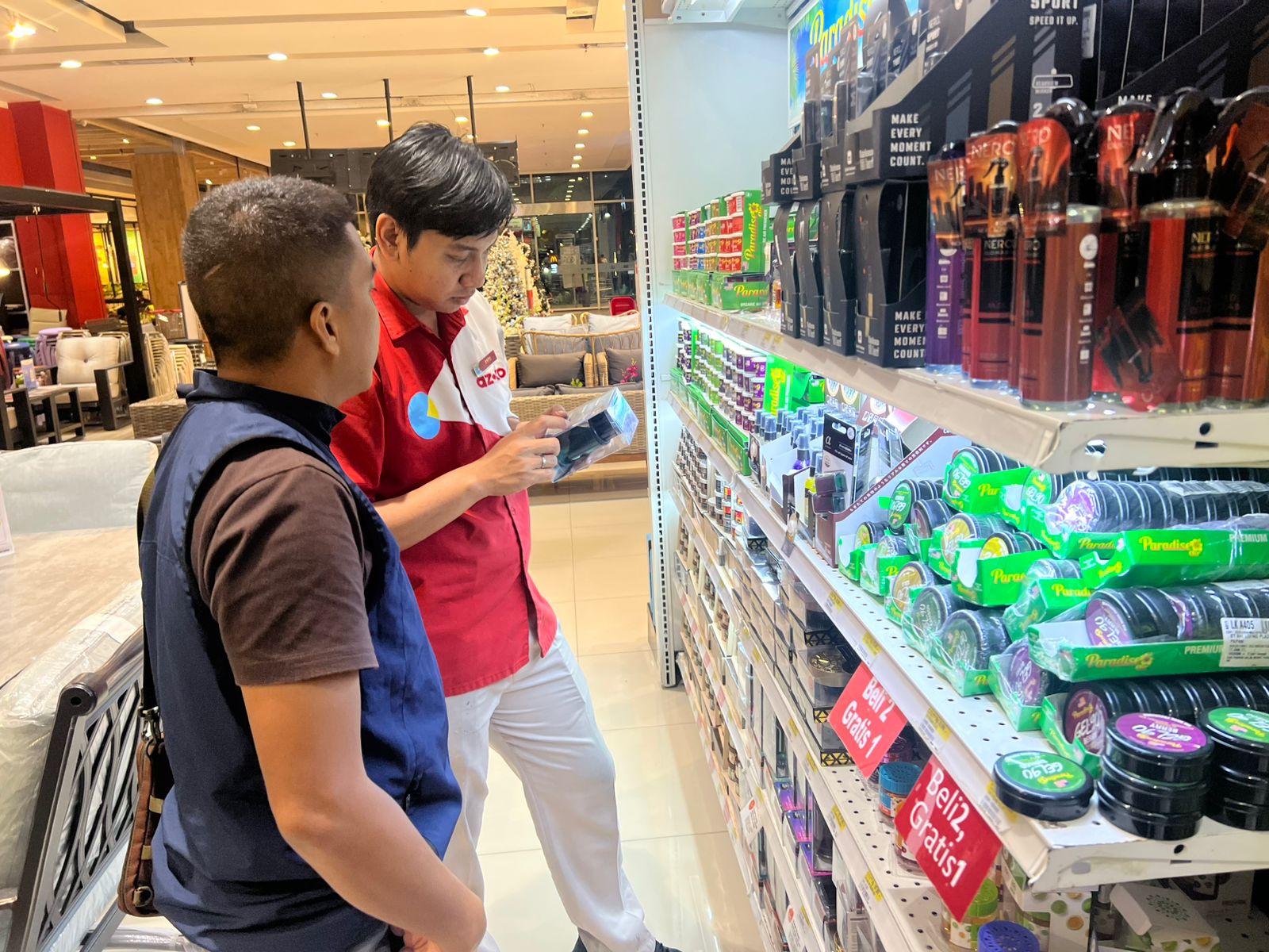 Debi Aditya dilayani ramah dan cekatan oleh karyawan AZKO Living Plaza Balikpapan bernama Anto.