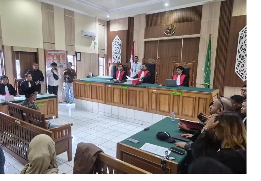 TERDAKWA:Sidang kasus dugaan pembunuhan berencana di Posko Stop Hauling, Paser, kembali digelar di Pengadilan Negeri Tanah Grogot. (FOTO:TOMI/PASER POS)