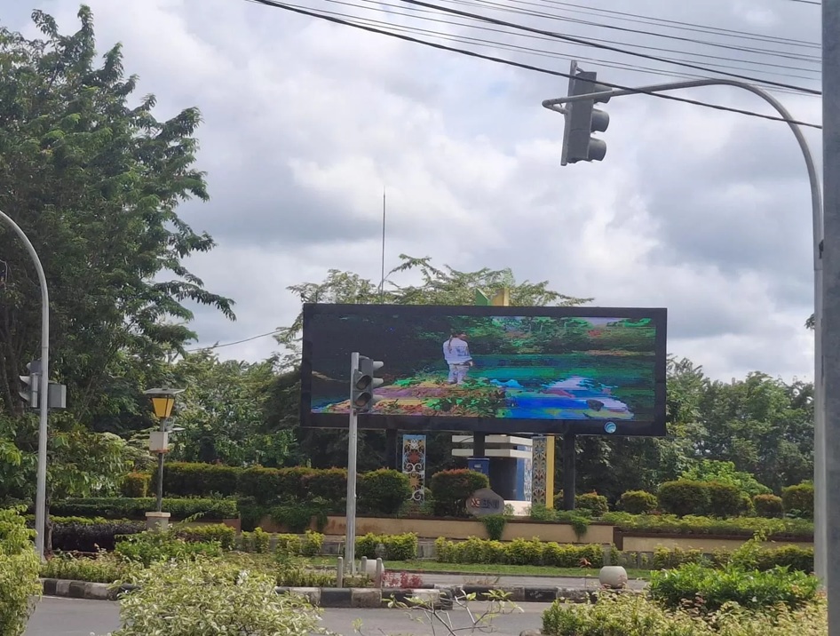 Publikasi lewat videotron yang dipasang dan dibawah kegiatan Diskominfo Berau mendapat kririkan bupati.&nbsp;