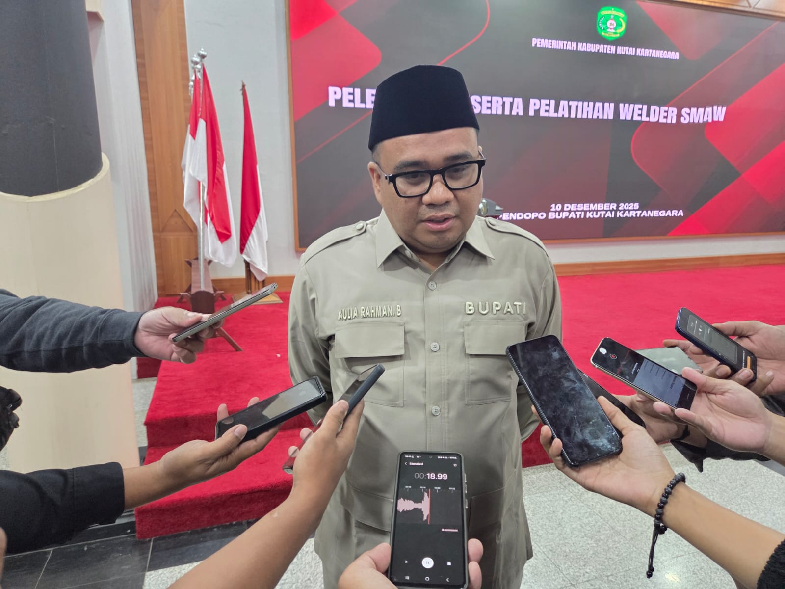 Bupati Kukar, Aulia Rahman Basri mengenakan seragam yang sama dengan ciri khas Presiden RI, Prabowo Subianto saat menemui wartawan (Elmo/Prokal.co)