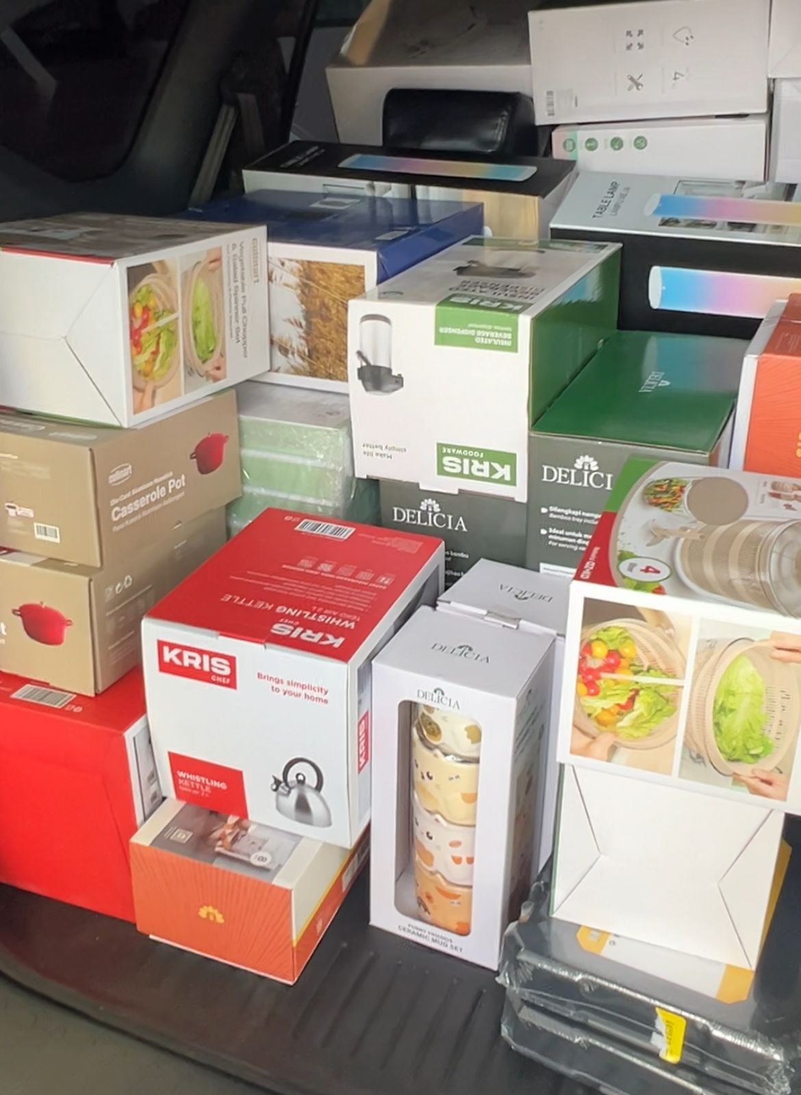 Sebagian barang-barang yang dibeli panitia dimasukkan ke dalam mobil.