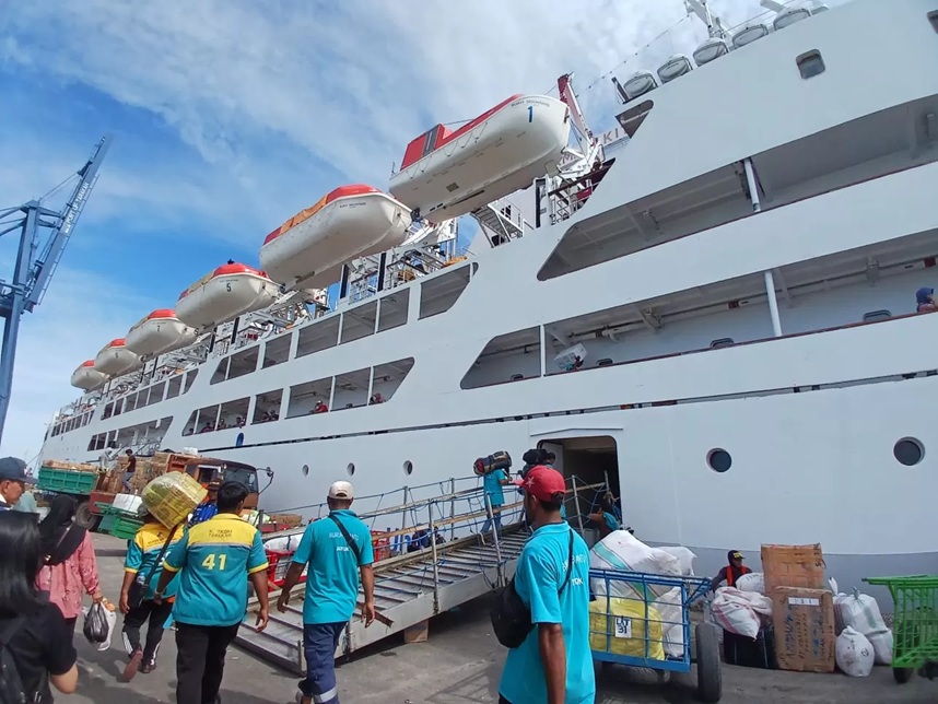 Aktivitas di Pelabuhan Malundung.