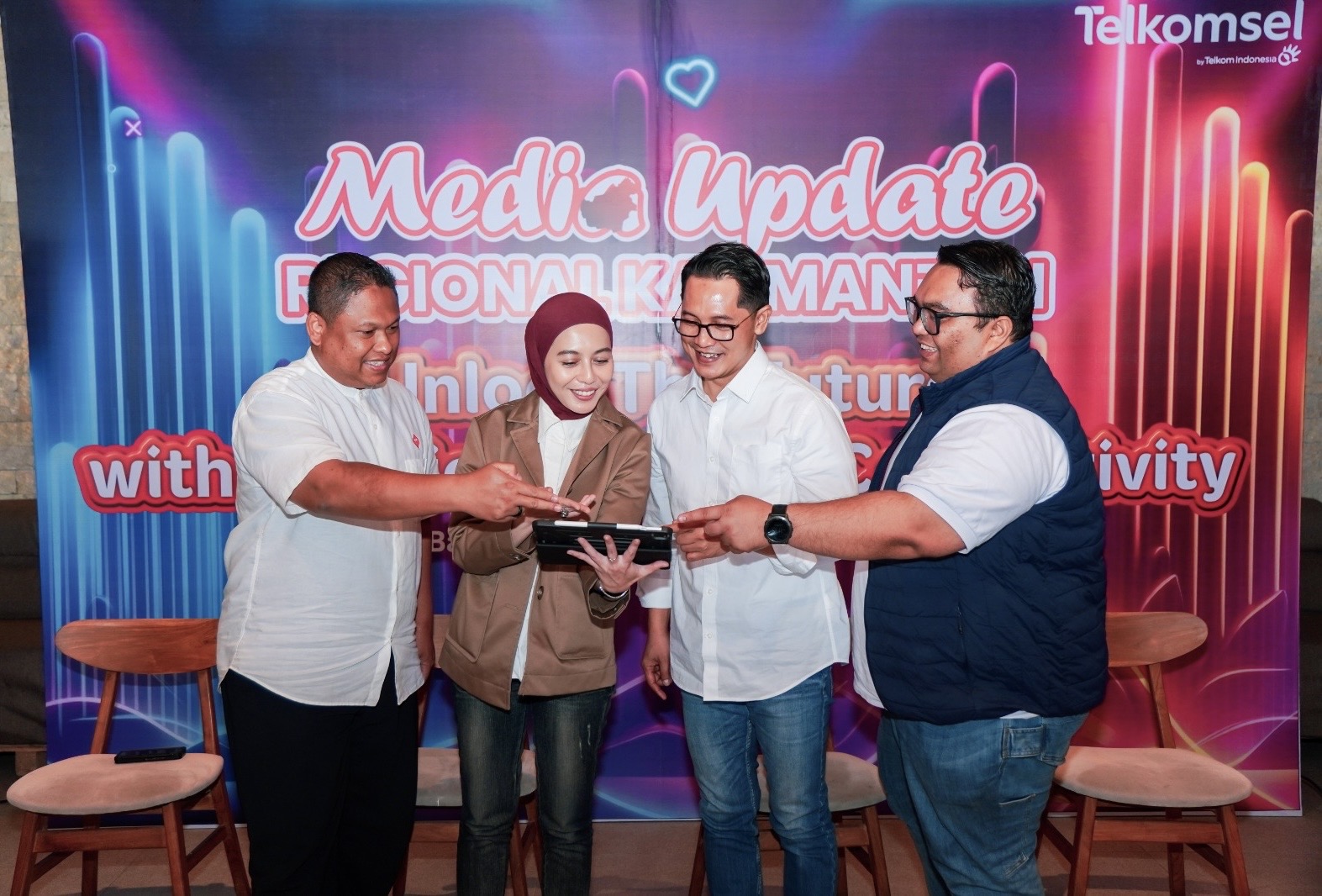 BERKEMBANG: Dari kiri, Wendy Adewijaya, Isti Ayu Sofiyanti, Fahmy Rojali, dan Eureka Meliala di Pandang Laut Resto, Balikpapan, Kamis, 4 Desember 2025.