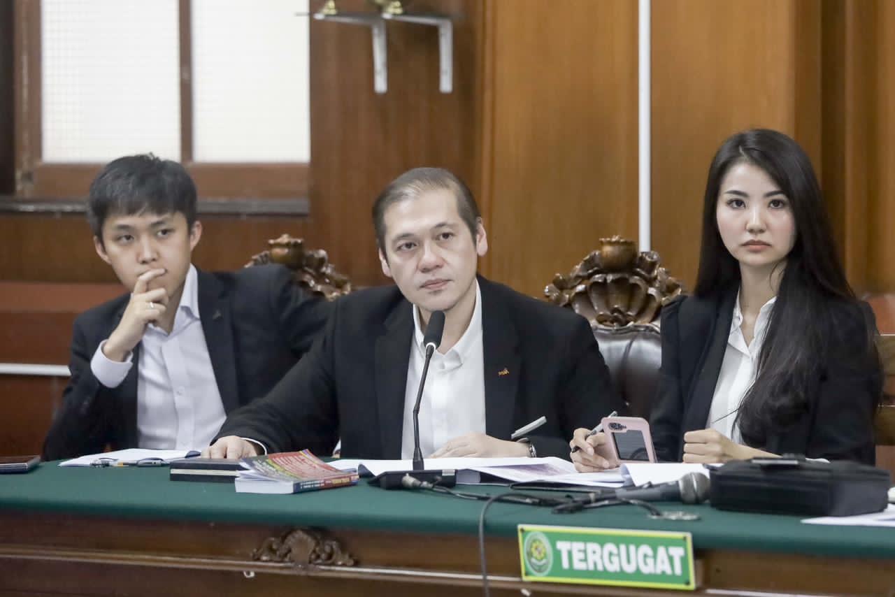 BERLANJUT: EL Sajogo (tengah), pengacara PT Jawa Pos.