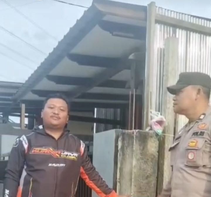 Pemilik kusen pintu bersama Bhabinkamtibmas Graha Indah Aiptu Ardian Wempi Antariksa.