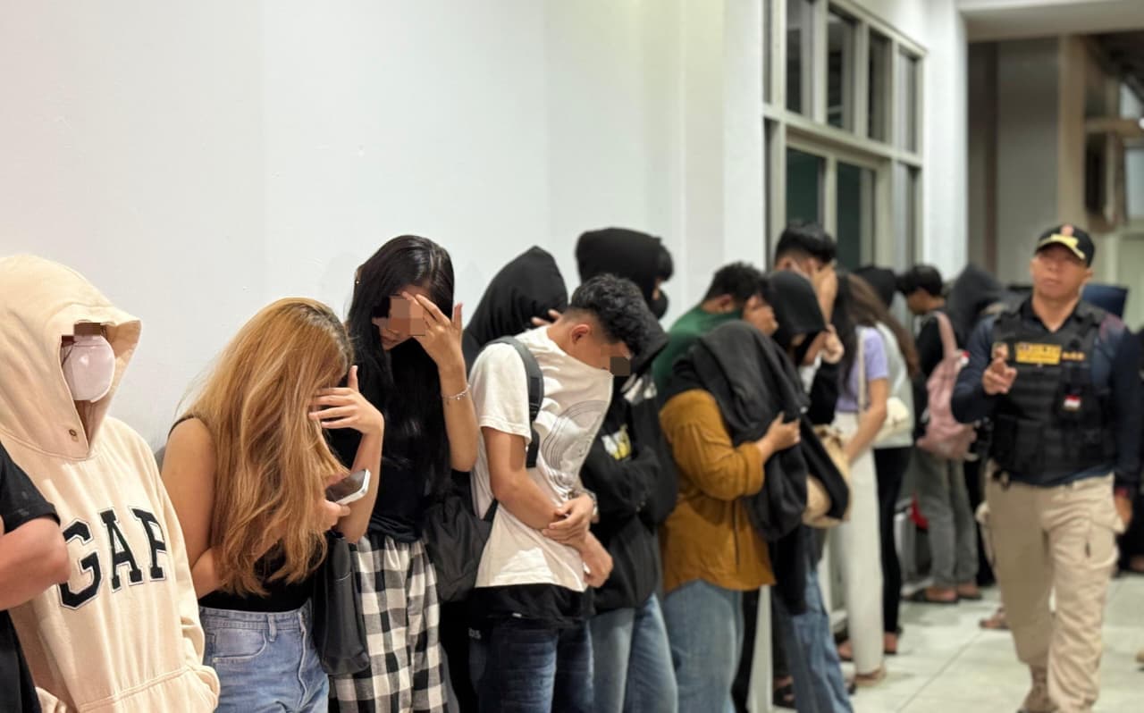 Petugas saat mengamankan sejumlah pasangan bukan suami istri.
