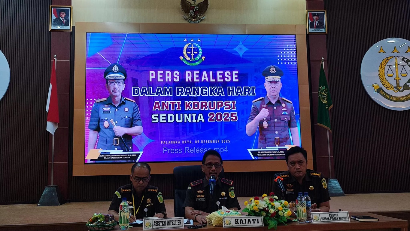 Kepala Kejati Kalteng Nurcahyo Jungkung Madyo dan jajaran saat memberi keterangan pers terkait penanganan sejumlah kasus korupsi di Kalteng, Selasa (9/12). (dodi/radarsampit)