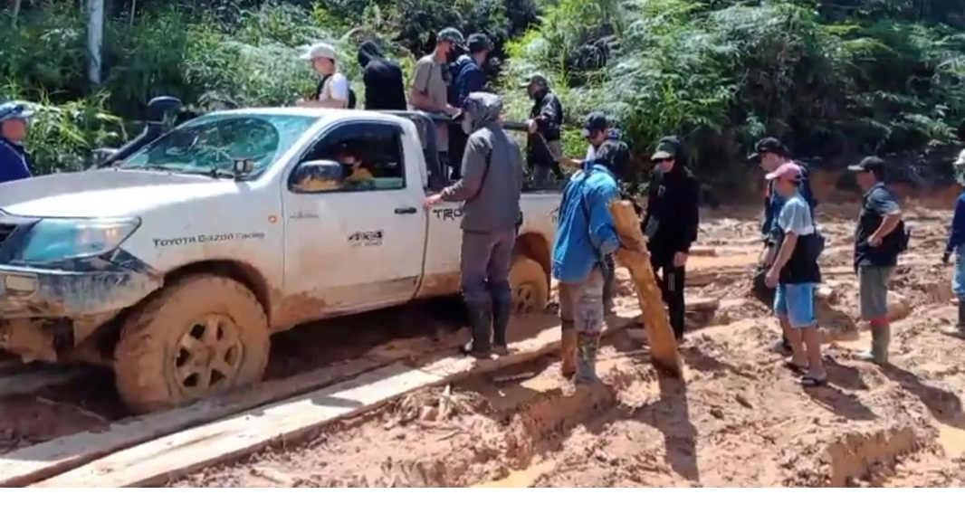SULIT DILEWATI: Tampak kondisi jalan yang berlumpur membuat kendaraan mobil sulit melewati jalan utama antar kecamatan. (DOK WARGA)