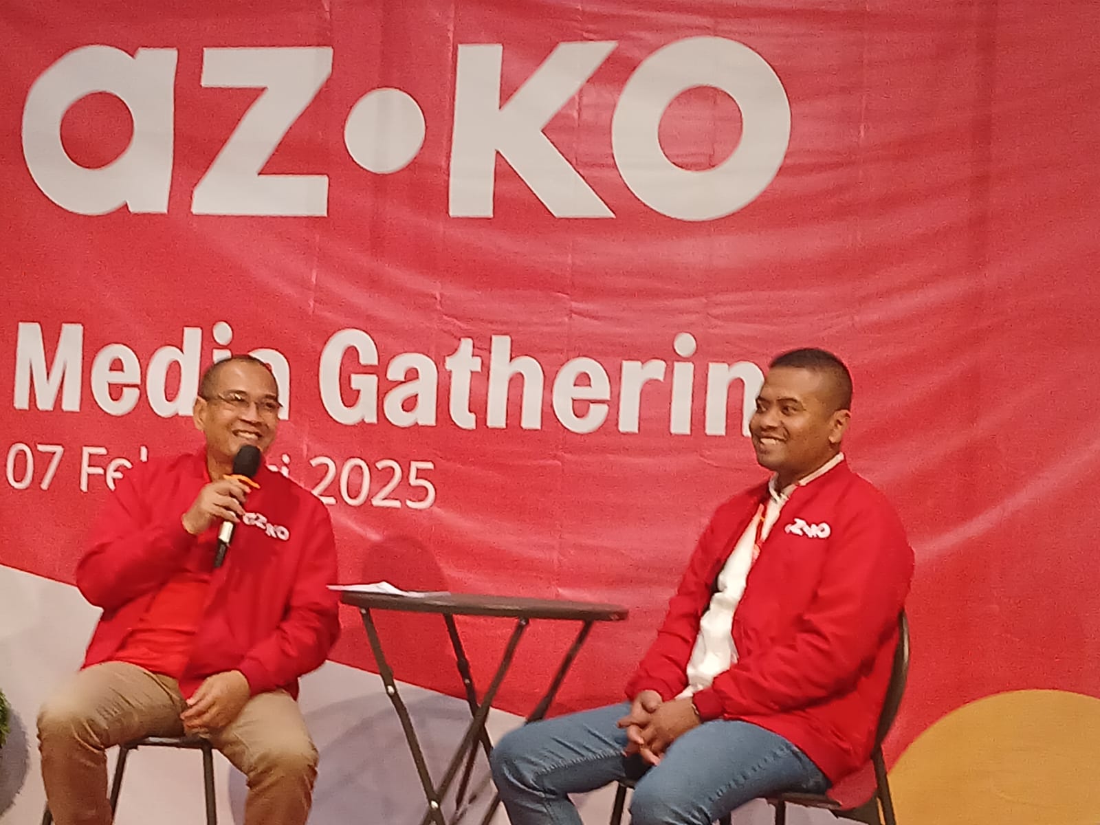 PAPARKAN: Faozul Wildan, General Manager Sales & Operations AZKO (kiri) dan Mahfuds Syahmi, Area Store Ops Manager, AZKO Kalimantan, saat talkshow di Living Plaza Balikpapan, Jumat, 7 Februari 2025.