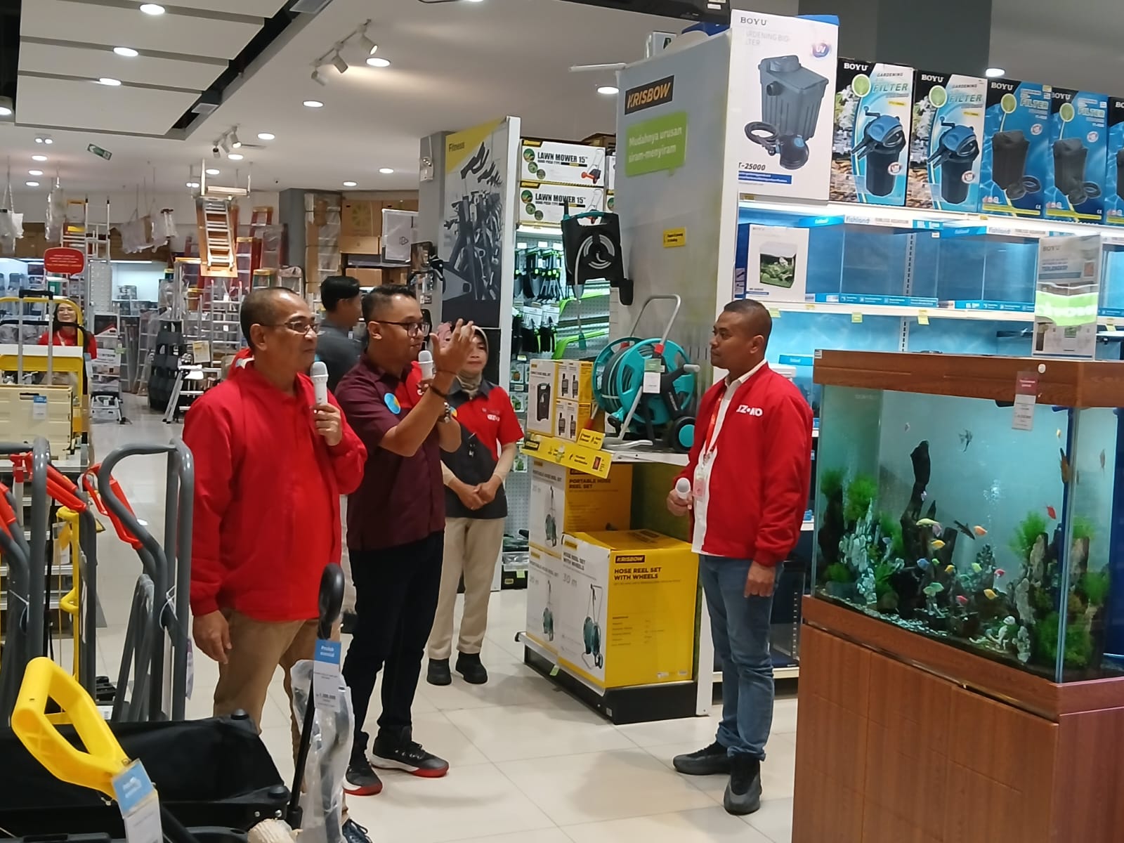 TEMAN 30 TAHUN: Faozul Wildan, General Manager Sales & Operations AZKO, (kiri) saat menjelaskan sejumlah produk kepada awak media, di Gerai Azko di Living Plaza Balikpapan, Jumat, 7 Februari 2025.