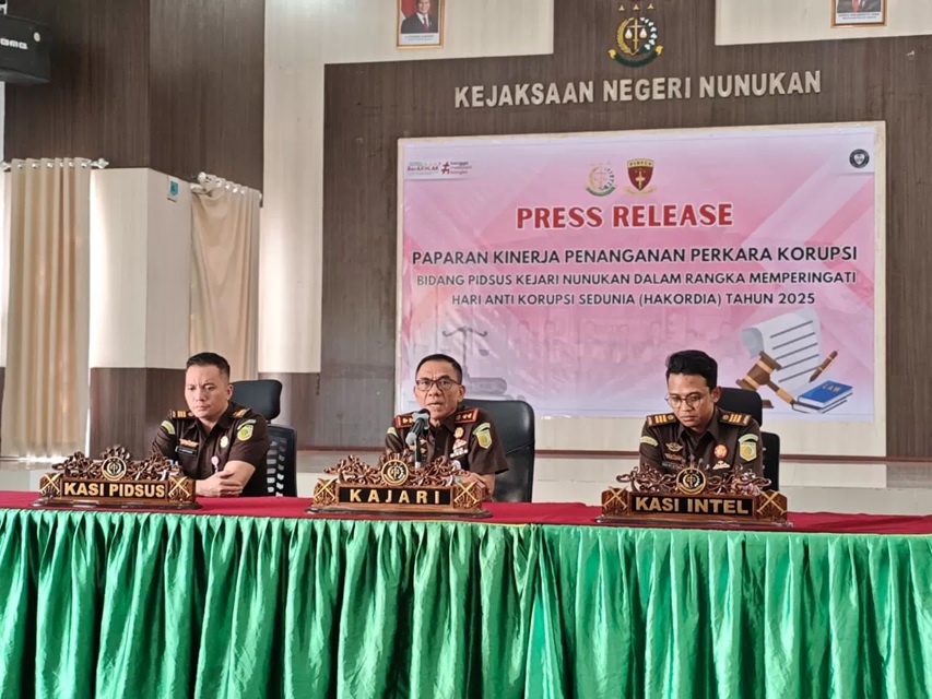 Kejari Nunukan memaparkan kinerjanya dari bidang pidsus di hadapan awak media, Rabu (10/12). RIKO ADITYA/RADAR TARAKAN)