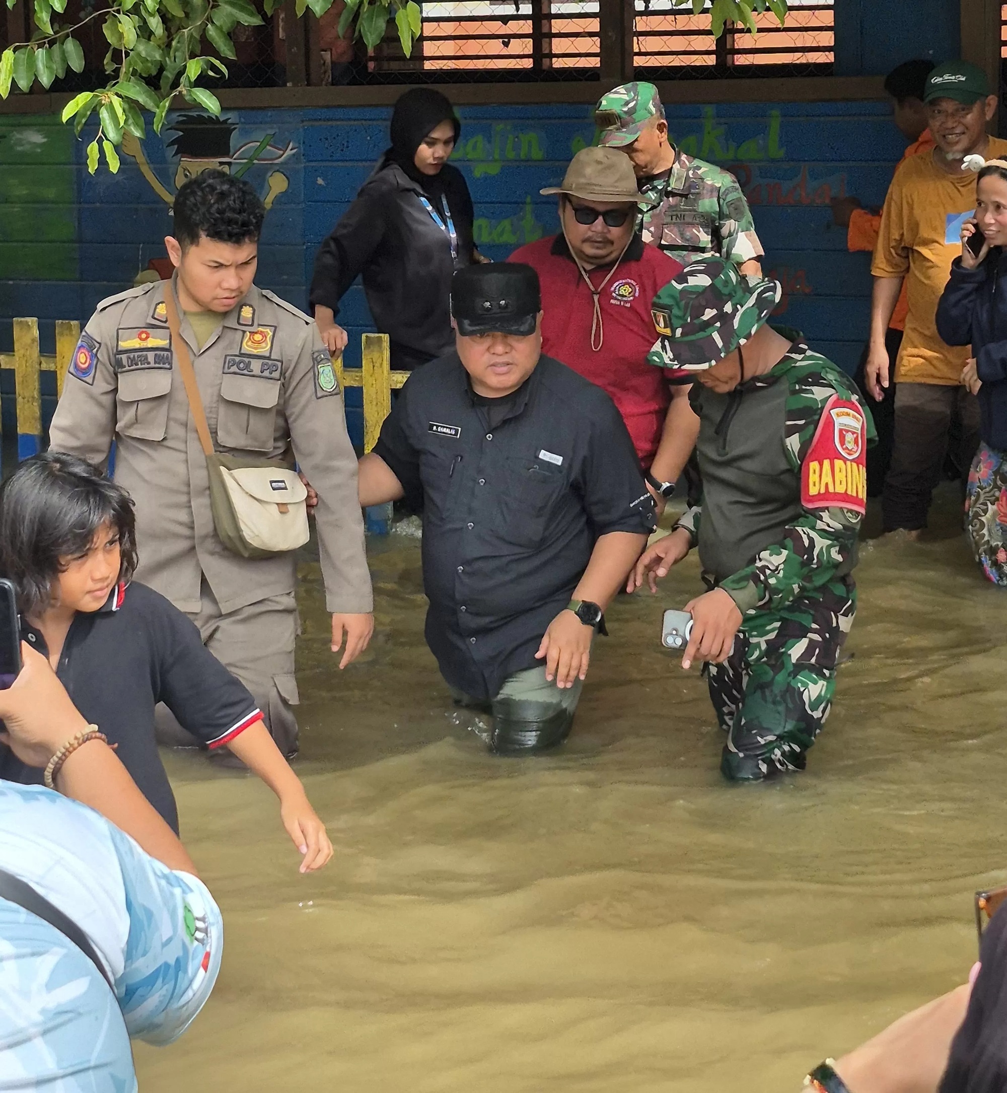 Wabup Berau Gamalis meninjau salah satu lokal di SD 001 Gunung Sari yang terendam banjir. (ARI/BP)