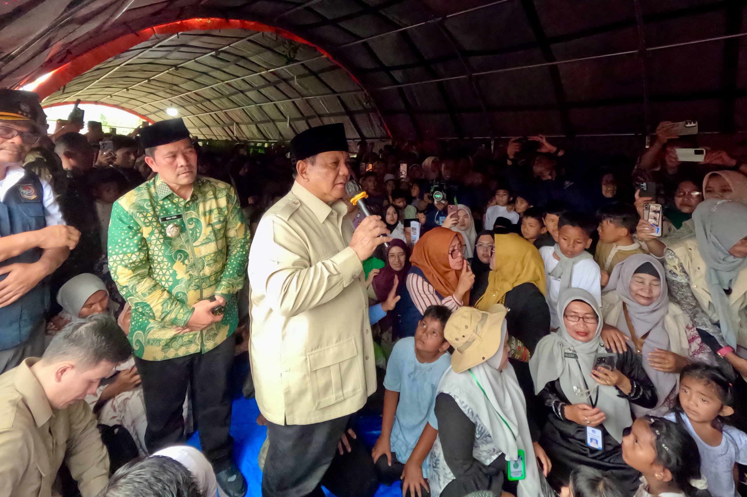 Prabowo temui warga Aceh.