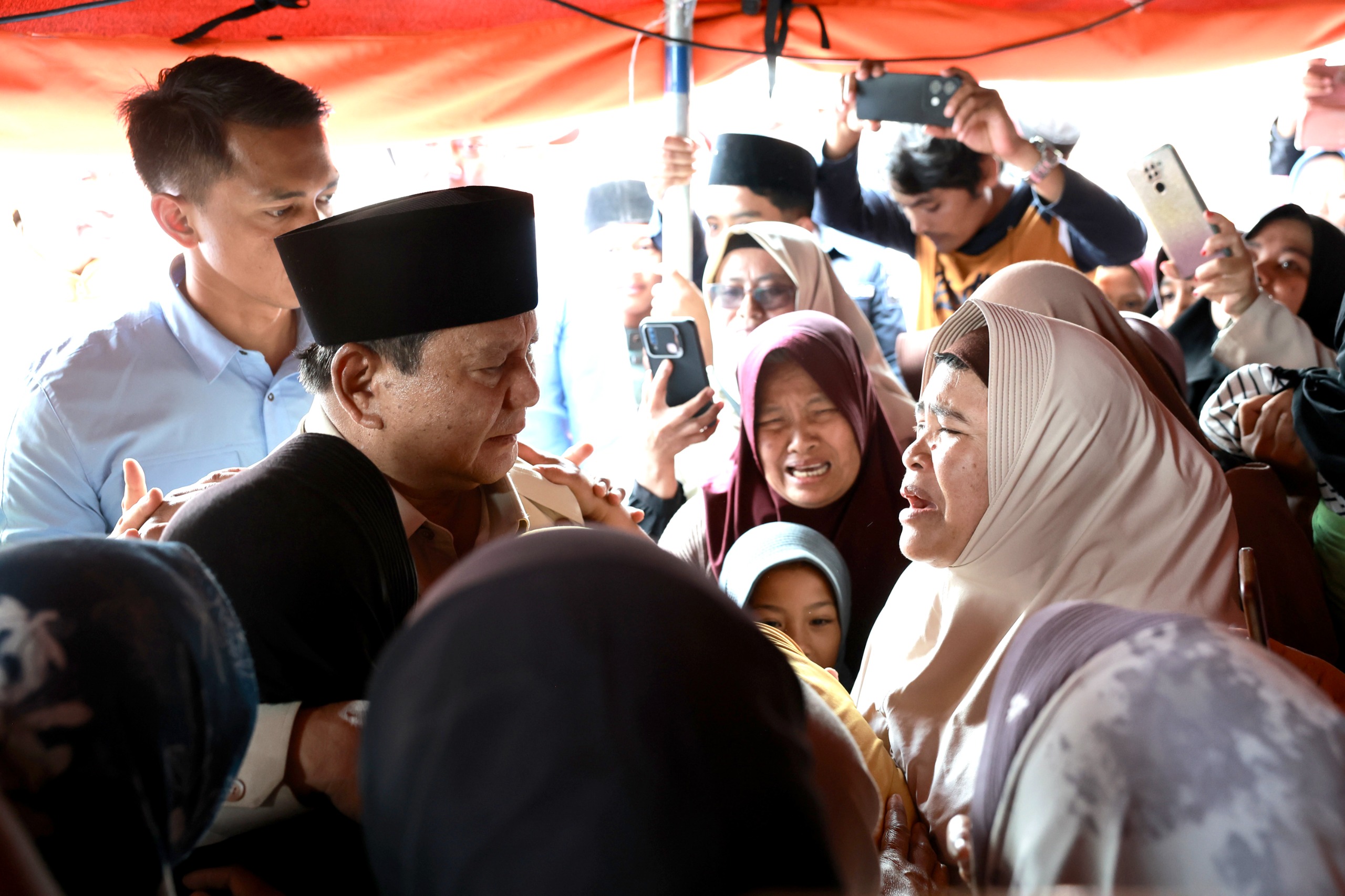 Prabowo bersama warga Aceh.