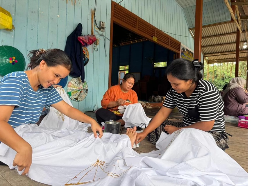 Masyarakat adat diajak oleh DPMPD Kaltim untuk bisa terus melestarikan adat istiadat, salah satunya melalui karya seni.