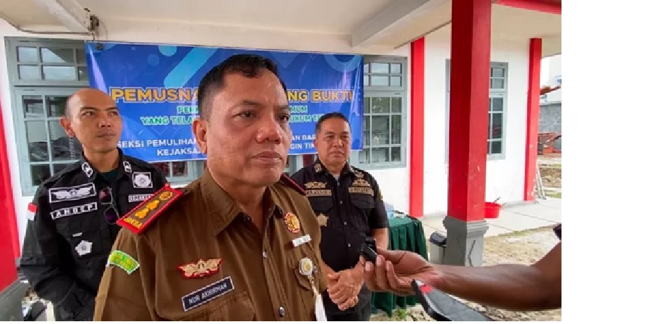 Kepala Kejaksaan Negeri Kotawaringin Timur Nur Akhirman memberikan keterangan pers usai kegiatan pemusnahan barang bukti di Kejari Kotim, Kamis (11/12). (rado/radar sampit)