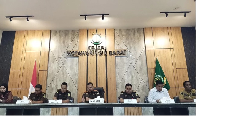 Kajari Kotawaringin Barat Nurwinardi menggelar jumpa pers di aula Kejaksaan Negeri Kotawaringin Barat pada Rabu 11 Desember 2025. (syamsudin/radar sampit)
