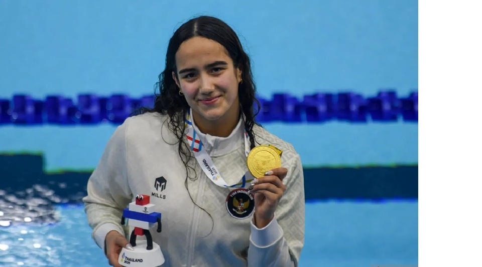 Perenang Indonesia Masniari Wolf memamerkan medali emas setelah mencatatkan waktu 28,80 detik pada nomor 50 meter gaya punggung putri SEA Games 2025.