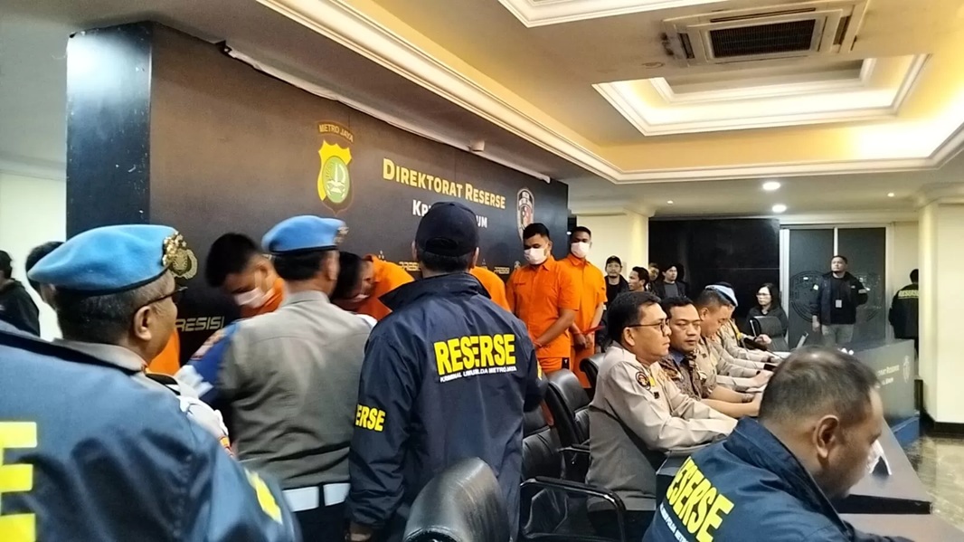 Para tersangka pengeroyokan matel di Kalibatan ditunjukkan dalam konferensi pers yang berlangsung di Polda Metro Jaya pada Jumat malam (12/12). (Polri)