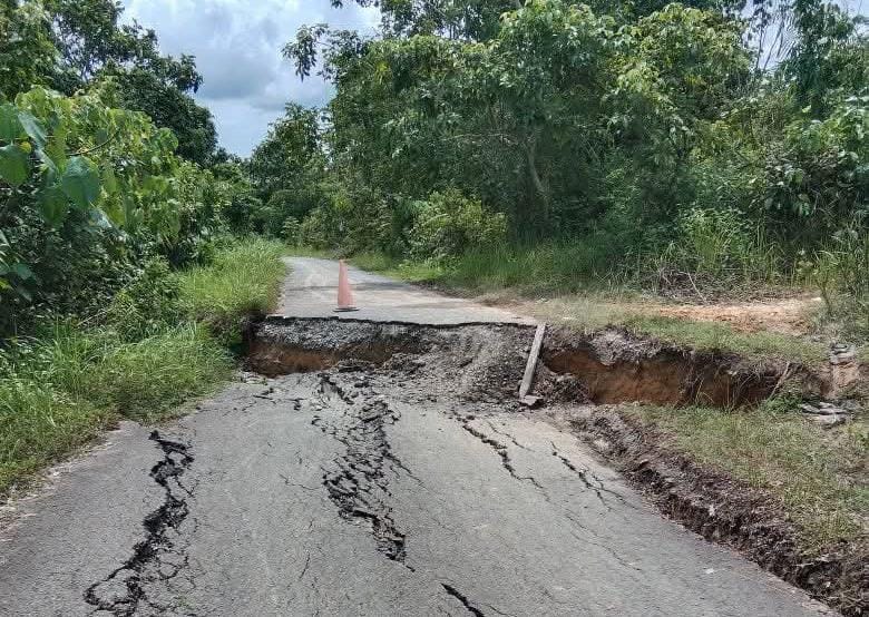 Akses jalan menuju Waduk Samboja yang amblas (Istimewa)