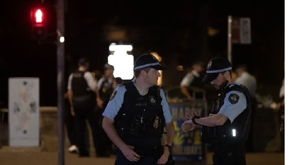 Polisi terlihat di dekat lokasi penembakan di Pantai Bondi di Sydney, Australia, Minggu (14/12/2025).
