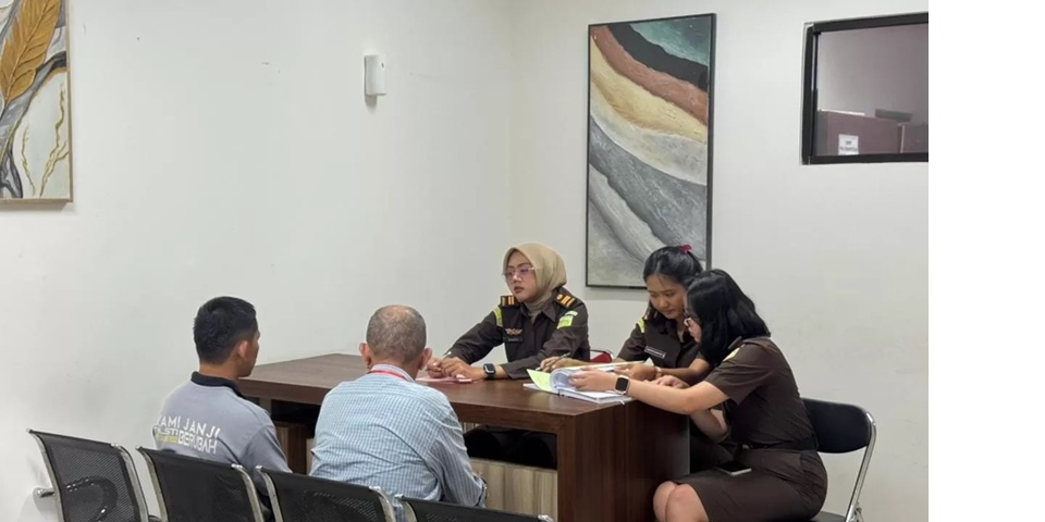 PELIMPAHAN: Kejari Berau menerima pelimpahan tersangka dan barang bukti perkara dugaan pembunuhan. (SENO/BP)