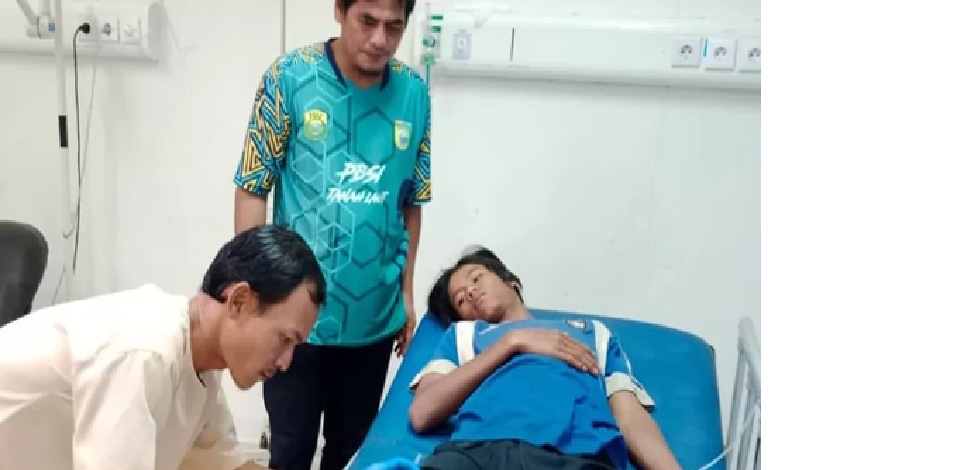 DITANGANI: Surya (15) remaja asal Desa Kandangan Lama yang diterkam buaya saat menjalani perawatan di RS Hadji Boejasin.