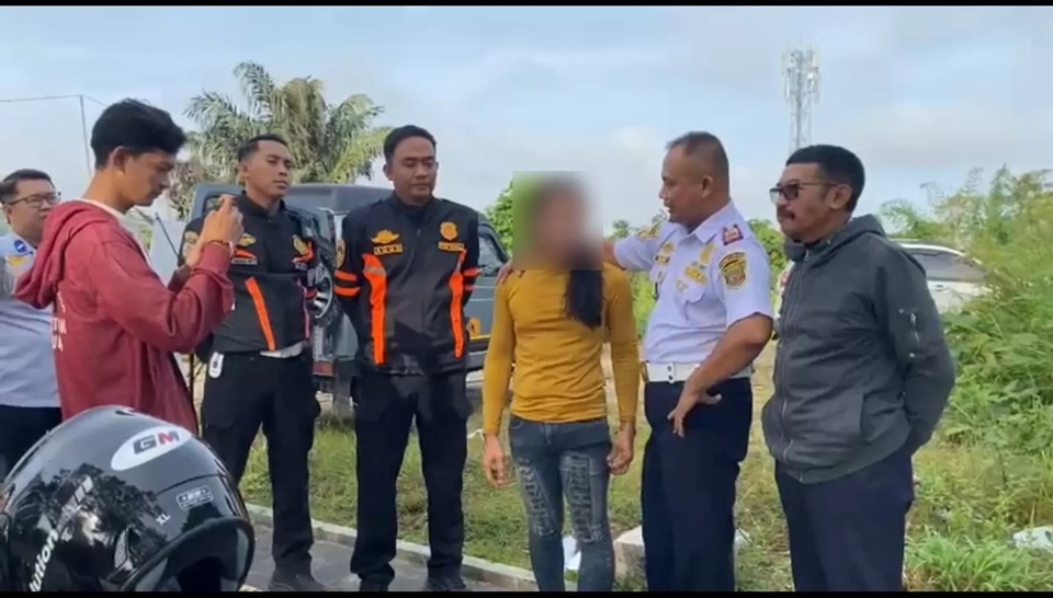 Jukir Liar berkaos kuning lengan panjang diamankan Dishub Samarinda saat beroperasi di taman Jalan Kapten Sudjono, Sambutan. (kis)