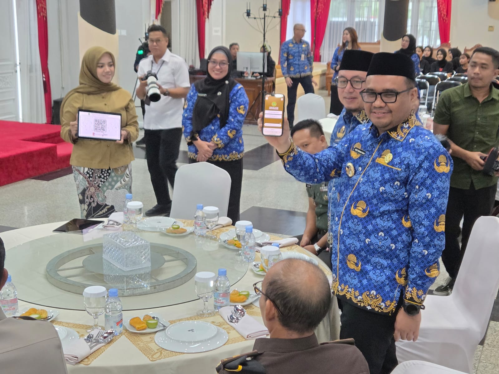 Bupati Kukar Aulia Rahman Basri mencoba aplikasi pelayanan publik terbaru pemerintah (Elmo/Prokal.co)