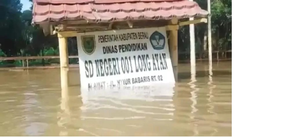 Banjir yang terjadi setiap tahun di wilayah hulu Berau seperti Kecamatan Kelay dan Segah kerap melumpuhkan aktivitas sekolah.