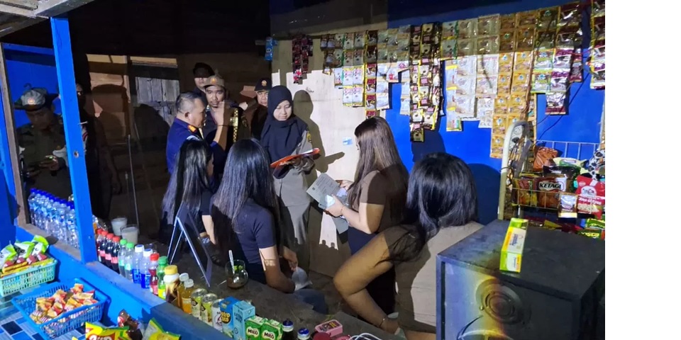 RAZIA: Petugas gabungan saat melaksanakan operasi cipta kondisi, Sabtu (13/12) malam. (SHEILLA /RADAR BANJARMASIN)