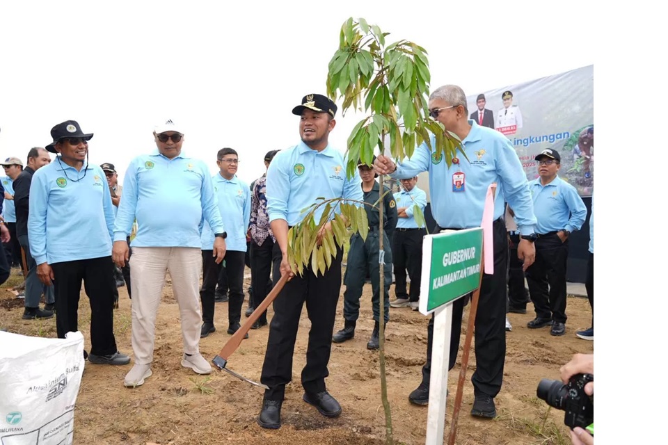Gubernur Kalimantan Timur Rudy Mas&rsquo;ud bersama Wakil Gubernur Seno Aji menunjukkan komitmen Pemprov Kaltim dalam rehabilitasi lahan dan pembangunan berwawasan lingkungan.