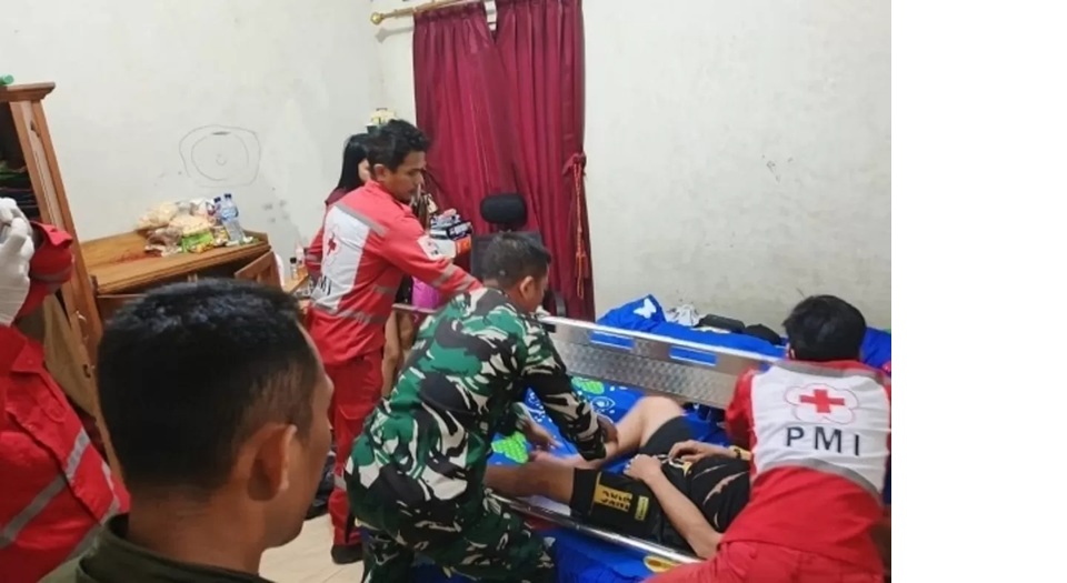 Petugas kesehatan dari PMI Kobar saat akan mengevakuasi pelaku percobaan bunuh diri, di Jalan Matnoor, Minggu (14/12). (istimewa/warga RT IV Kelurahan Baru)