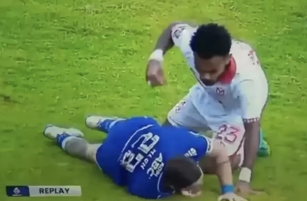 Tangkapan layar saat Yance Sayuri ingin memukul Marc Klok dalam duel Malut United vs Persib Bandung. (Istimewa)